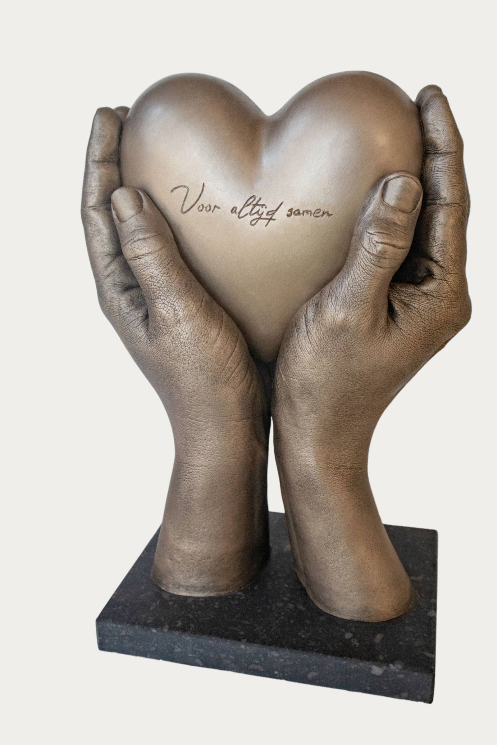 Hart urn liefdevol omsloten door beschermende handen