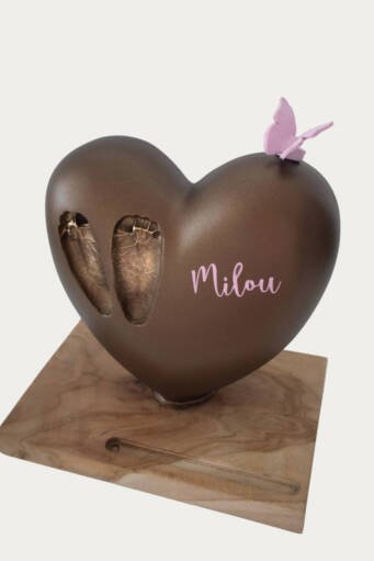 Urn voor Milou met haar voetafdrukjes en ruimte voor haar armbandje