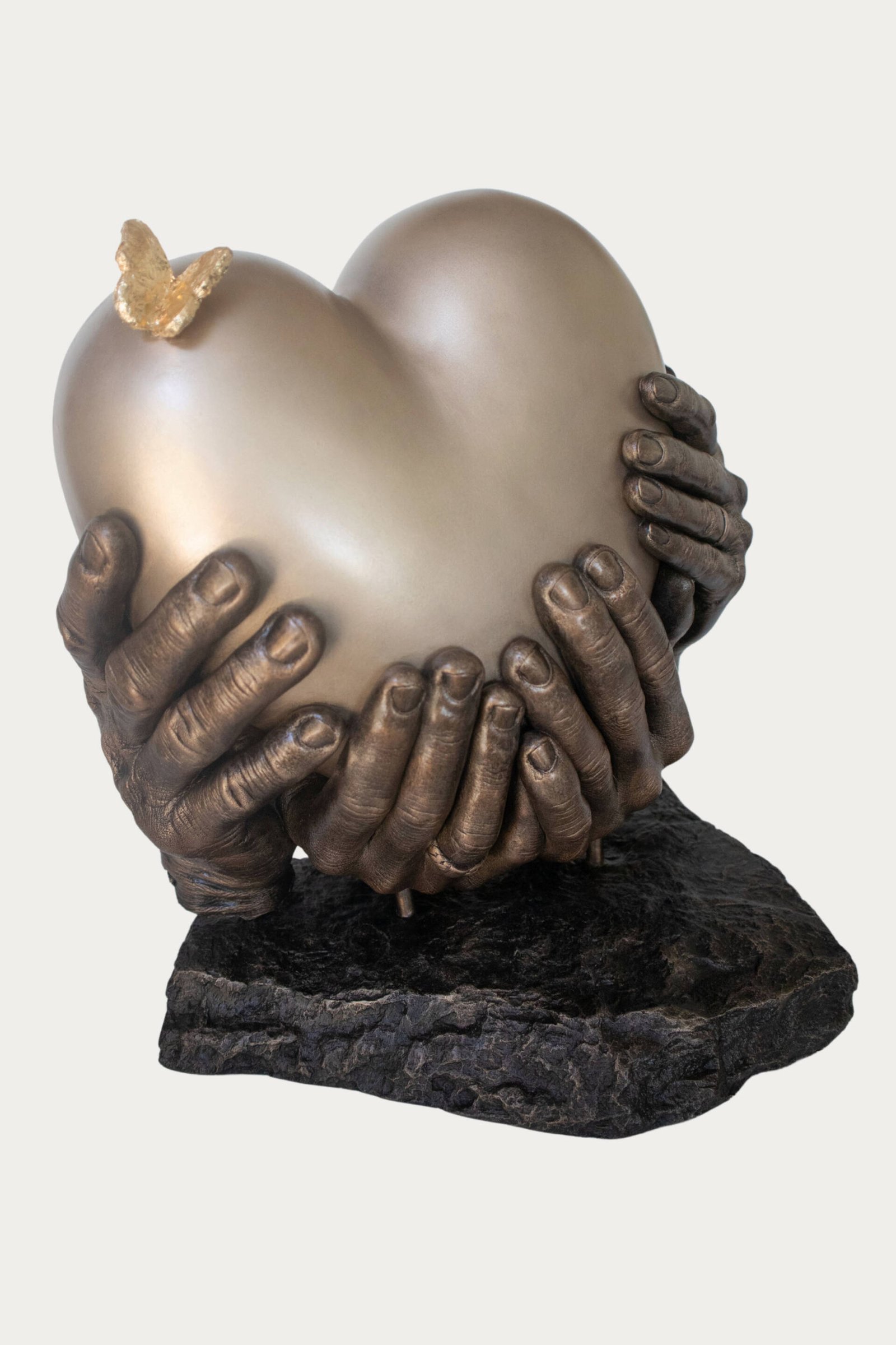 Urn in de vorm van een hart, liefdevol vastgehouden door de ouders en twee broers