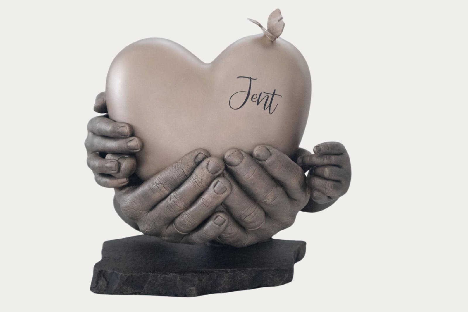 Handgemaakte urn met handafdrukken