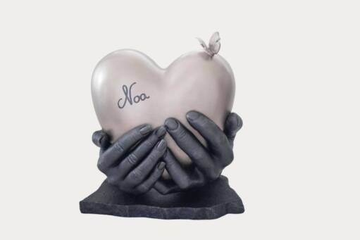 Symbolische urn in hartvorm, handgemaakt als blijvend aandenken.