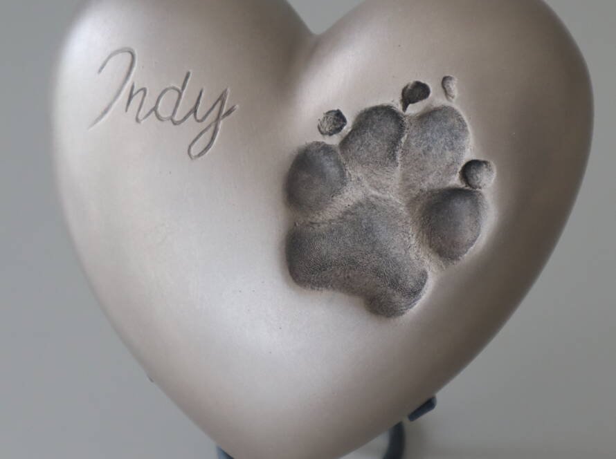 Persoonlijke urn voor hond Indy met haar pootafdruk erin; als blijvende herinnering