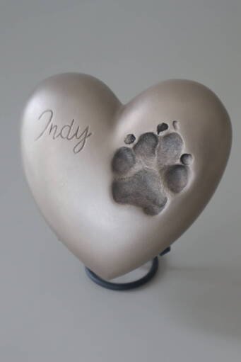 Persoonlijke urn voor hond Indy met haar pootafdruk erin; als blijvende herinnering